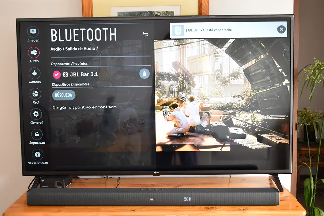 Barra de sonido debajo de una Smart TV LG mostrando la pantalla de vinculación del Bluetooth