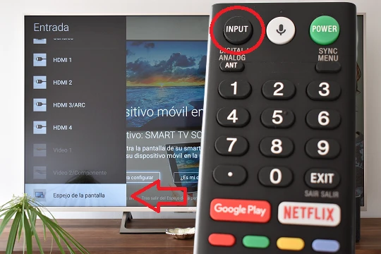 Tecla Input en el mando de una Smart TV Sony. Detrás la opción Espejo de pantalla en el televisor.