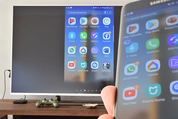 Pantalla de un teléfono Android reflejada por screen mirroring en un Fie TV Stick 4K
