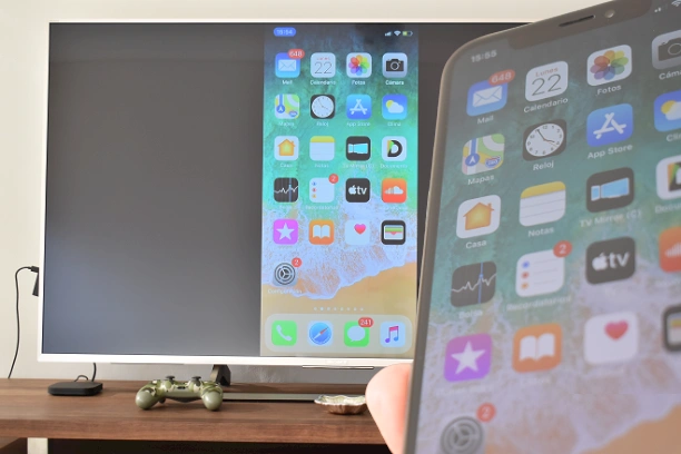 Pantalla de iPhone reflejada por screen mirroring en un Fire TV Stick 4k de Amazon