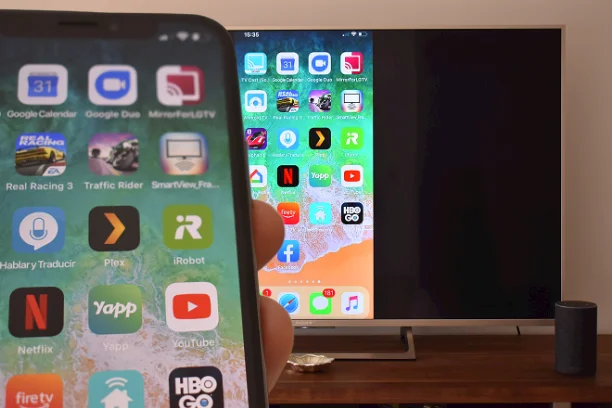 La imagen muestra la pantalla de un iPhone reflejada en la de un televisor conectado a un Mi Box S de Xiaomi.