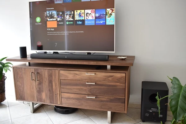 TV y barra de sonido sobre un mueble