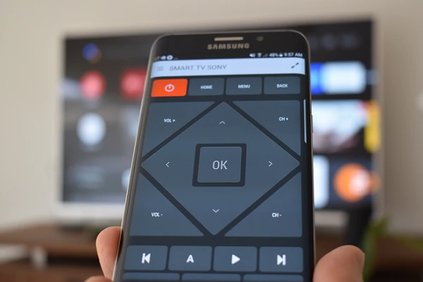 Smartphone funcionando como mando a distancia universal con la app AnyMote Universal Remote 