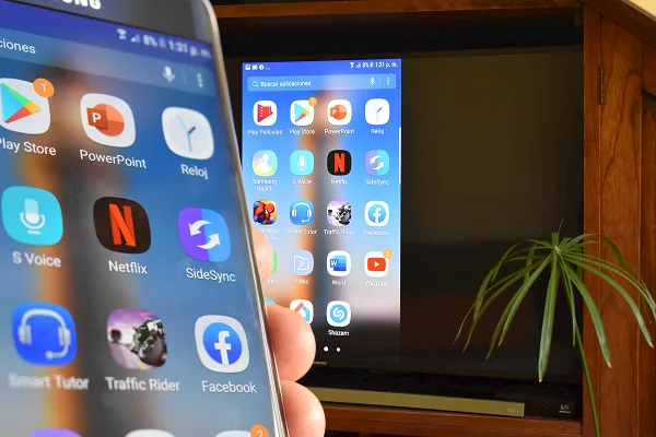 Pantalla de teléfono Android reflejada en un televisor conectado a un Chromecast Ultra.