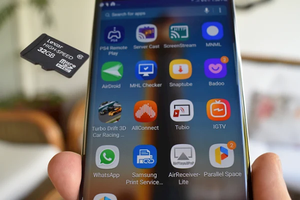 smartphone android al lado de una tarjeta SD
