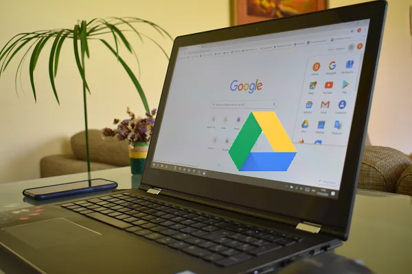Laptop mostrando la página de Google con el icono de Google Drive ampliado
