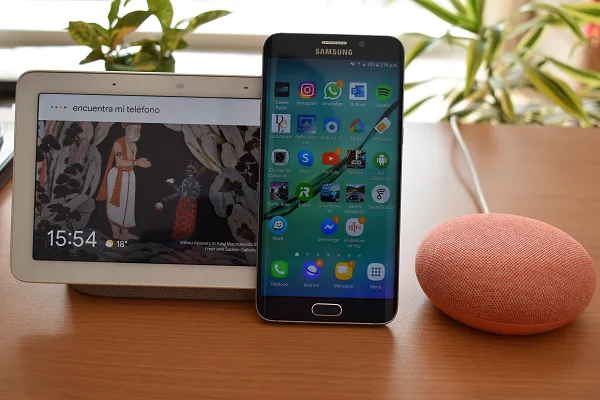 Imagen mostrando una pantalla Google Nest Hub, un teléfono Android y un Google Home mini.