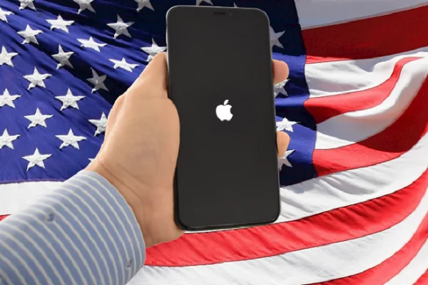 iPhone mostrando el símbolo de la manzana delante de una bandera de USA
