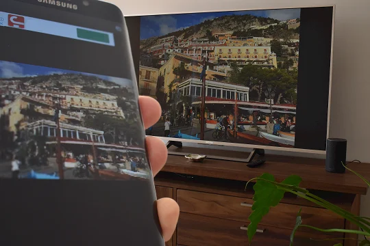 Foto de un smartphone Android transmitida a una Smart TV a través de la app Nero Streaming Player