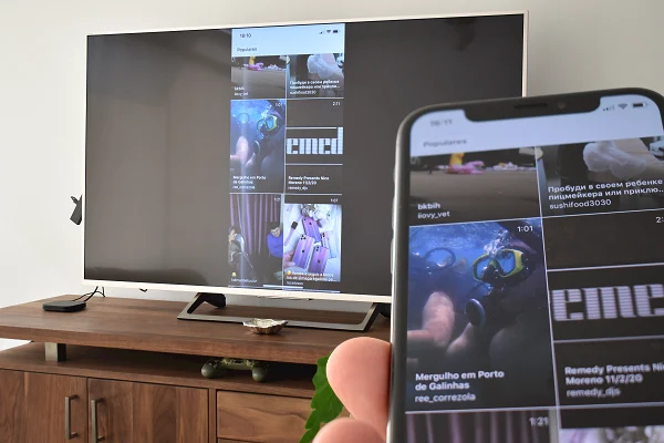 Interfaz de IGTV mostrada en un smartphone y en un TV