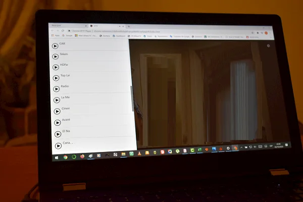 Interfaz de Chrome IPTV Player en una laptop