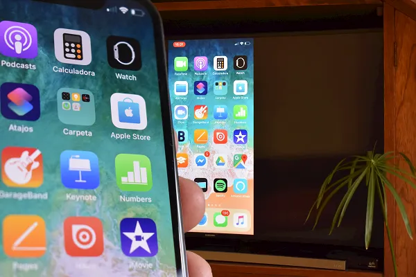 Pantalla de un iPhone reflejada en un televisor conectado a un Chromecast.