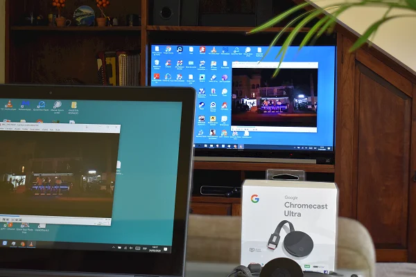 Chromecast'e bağlı bir TV'ye yansıtılan dizüstü bilgisayarın ekranı