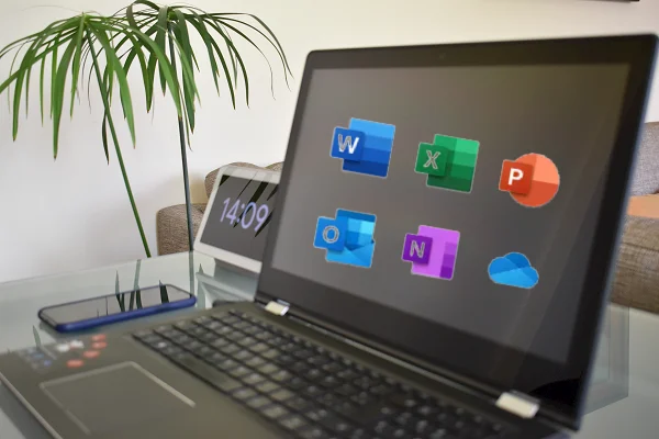 Laptop mostrando los iconos de Word, Excel...