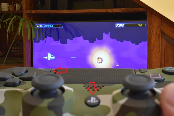 Mando de PS4 e interfaz de un videojuego en un Smart TV Samsung