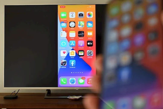 Pantalla de un iPhone reflejada en una Smart TV Sony con Android TV y Chromecast integrado