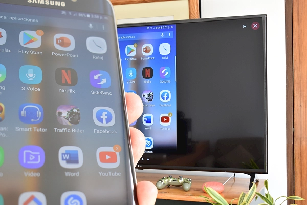 Pantalla de un teléfono Samsung con sistema operativo Android reflejada en una Smart TV LG