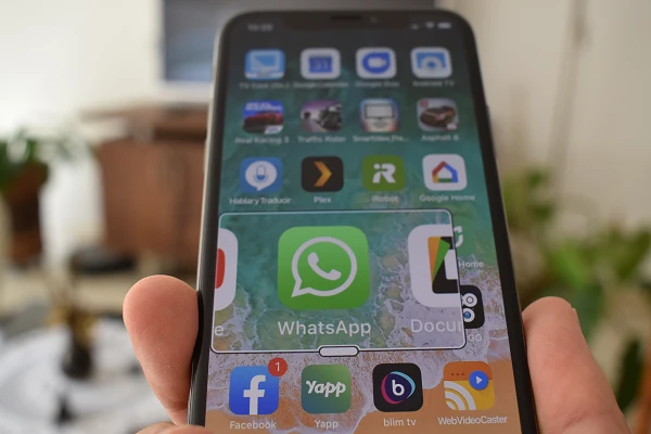 Icono de WhatsApp en primer plano en la pantalla de inicio de un iPhone