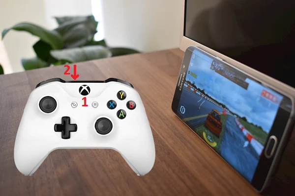 Mando Xbox One al lado de un teléfono Android
