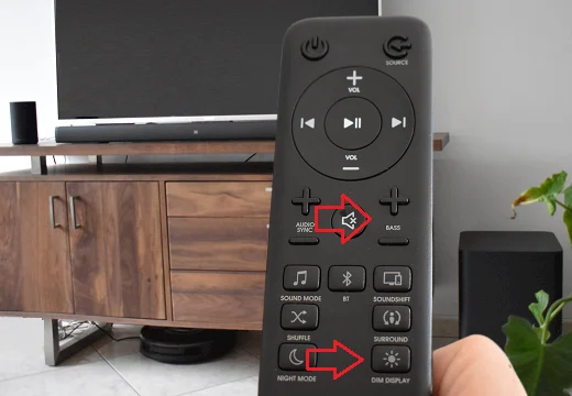 Mando a distancia de barra de sonido JBL mostrando los botones para ponerla en modo de emparejamiento Bluetooth