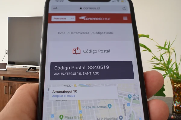 Celular mostrando el código postal de la comuna de Santiago de Chile en el sitio de CorreosChile.