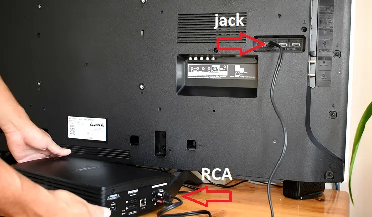 Equipo de sonido conectado a una Smart TV usando un cable jack a RCA