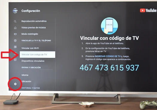 Opción para vincular la app de YouTube en una TV con un celular mediante un código