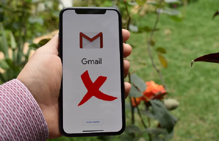 Pantalla de smartphone mostrando el icono de Gmail y un signo de eliminación