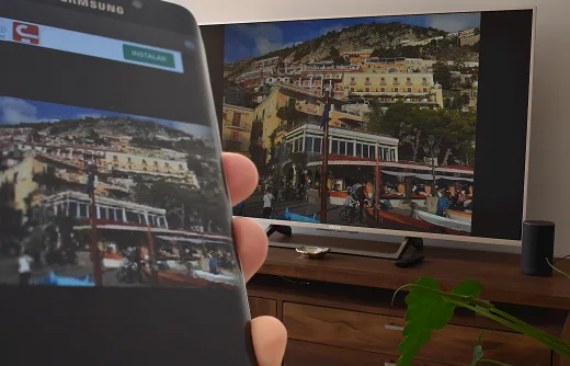 Un smartphone y un televisor mostrando una misma foto.