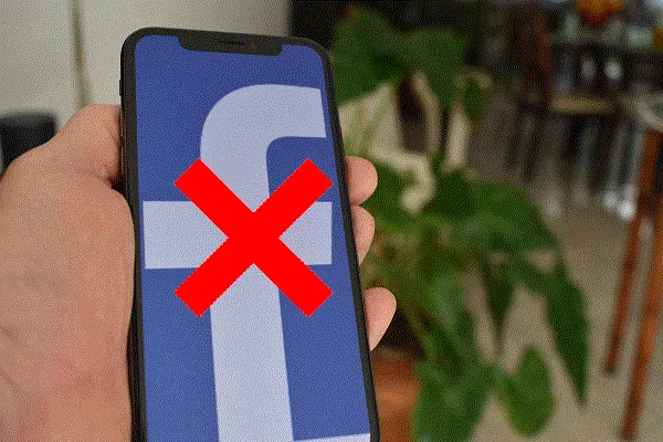 Aspa de eliminar sobre la app de Facebook en un móvil
