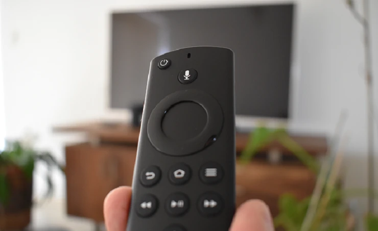Mando del Fire TV mostrando el botón de Alexa