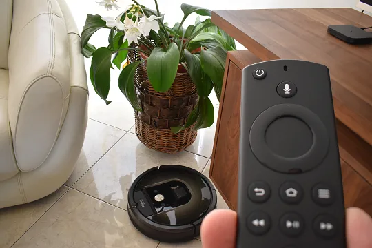 Robot aspirador Roomba controlado con la voz mediante el mando a distancia del Fire TV Stick