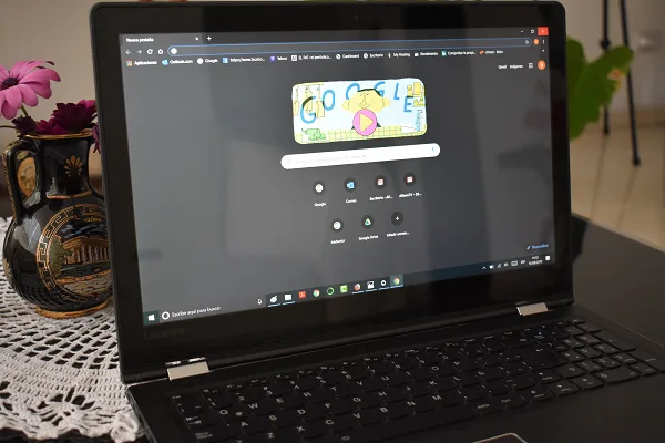 Pantalla de laptop con Google Chrome en modo oscuo