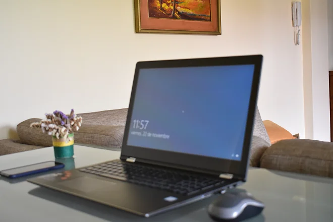 La imagen muestra una laptop en el arranque de windows