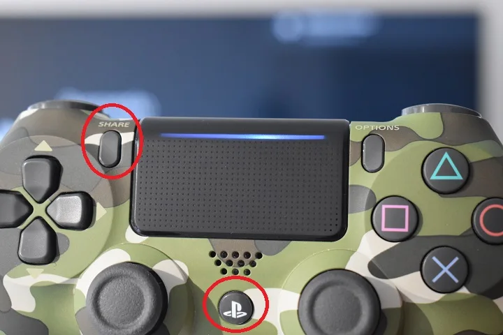 Mando de PS4 resaltando los botones para ponerlo en modo de emparejamiento