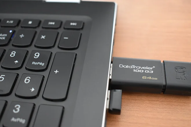 Bir dizüstü bilgisayarın USB bağlantı noktasına bağlı 64 GB USB flash sürücü
