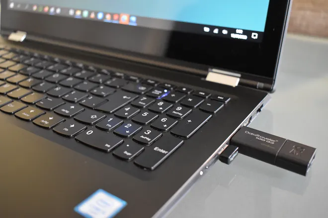 Dispositivo USB conectado a una laptop