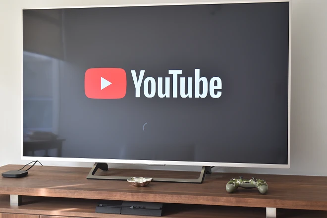 Logo de YouTube en una Smart TV