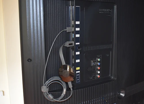 Chromecast 2 conectado al puerto HDMI  de un televisor