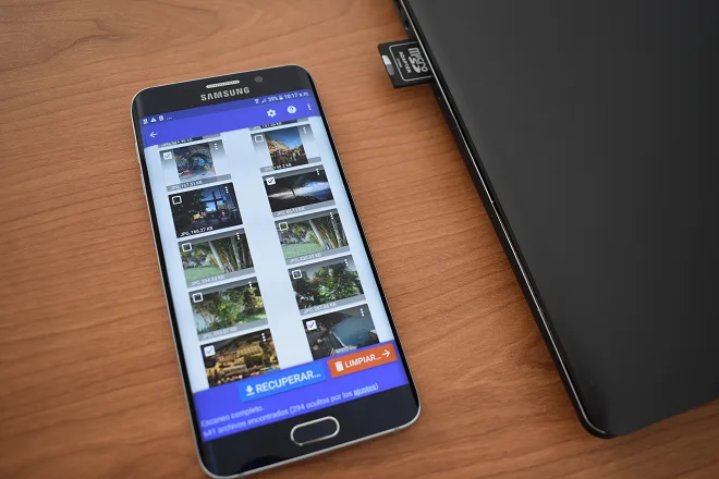 Interfaz de la app de recuperación de fotos DiskDigger en un smartphone android