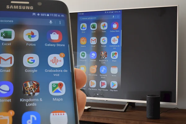 Pantalla de un teléfono Android reflejada en un televisor