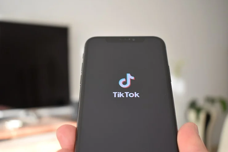 Logo de TikTok en smartphone