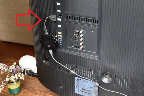 Chromecast conectado al puerto USB de un televisor
