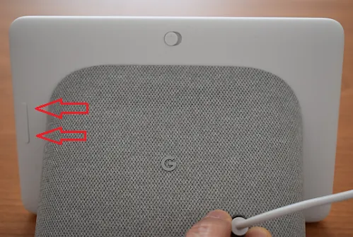 Botones de subir y bajar volumen de Google Nest Hub para hacer el reseteo de fábrica
