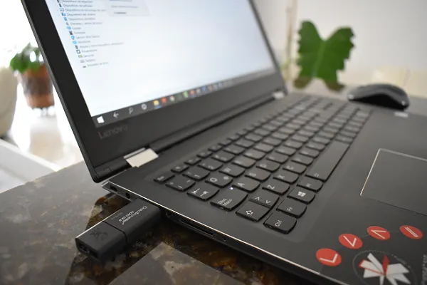 memoria USB insertada en una laptop