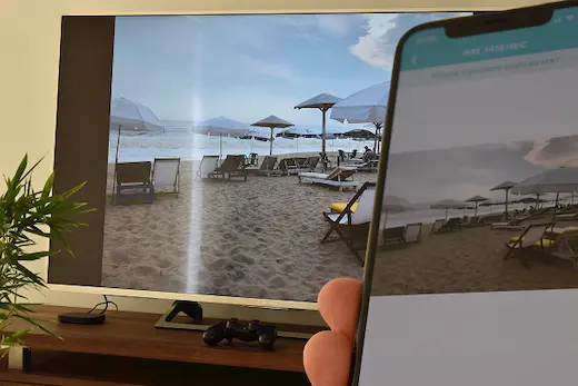 Foto de un iPhone transmitida a una Smart TV usando la app Nero streaming player