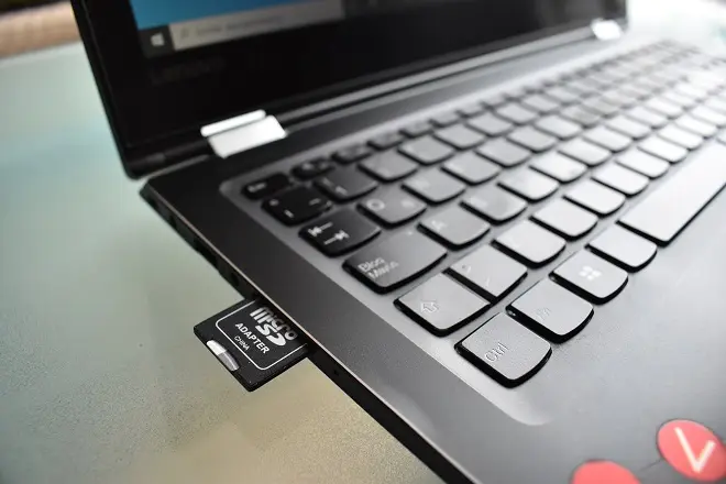 tarjeta micro SD insertada en una laptop lenovo