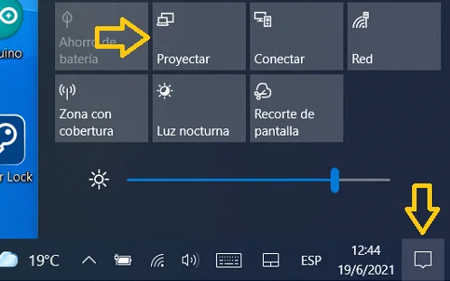 Opción para proyectar la pantalla de una laptop Lenovo en una Smart TV