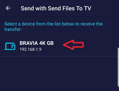 Opción para elegir el televisor que recibirá un archivo APK desde un smartphone