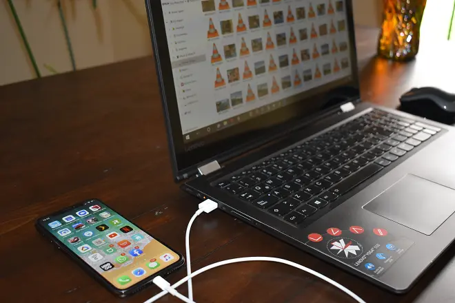 iPhone conectado a una laptop mediante cable usb